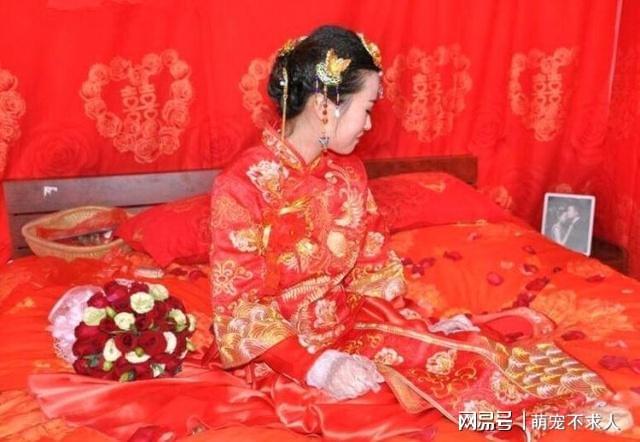 赢博体育官网入口女儿改嫁三年不回家母亲起疑去寻开门一瞧婚纱照瘫坐地上(图1)