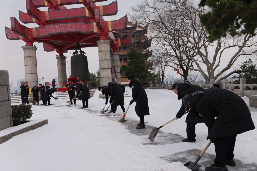 赢博体育官网入口：赢博体育app：武汉各公园主要园路均已畅通已有市民入园拍冰雪婚纱照(图1)