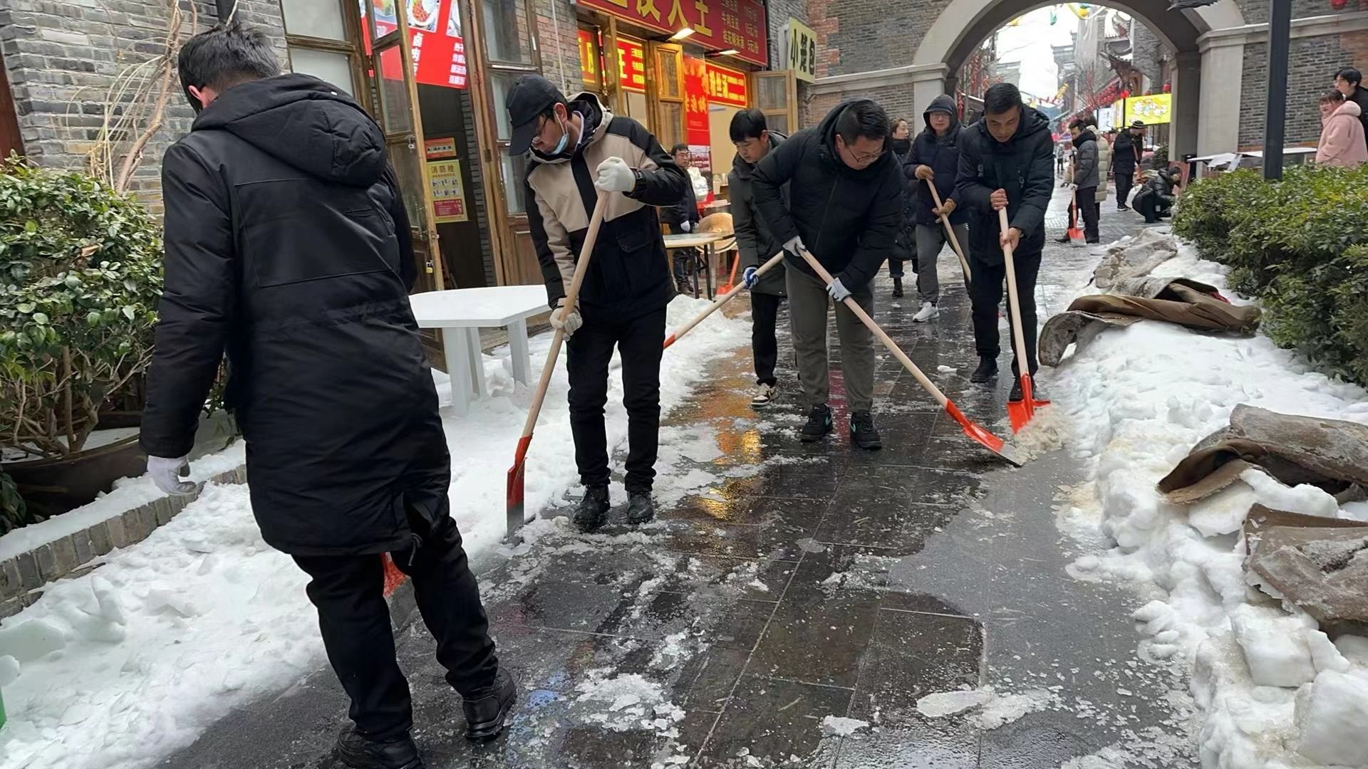 赢博体育官网入口：赢博体育app：武汉各公园主要园路均已畅通已有市民入园拍冰雪婚纱照(图2)