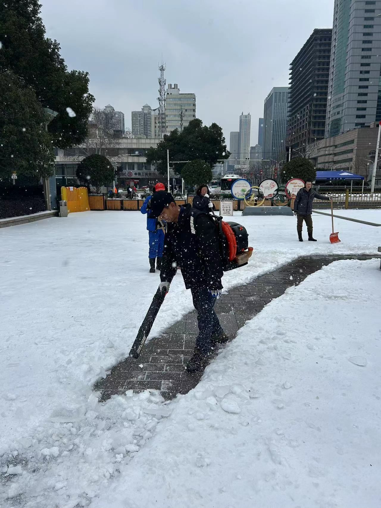 赢博体育官网入口：赢博体育app：武汉各公园主要园路均已畅通已有市民入园拍冰雪婚纱照(图10)