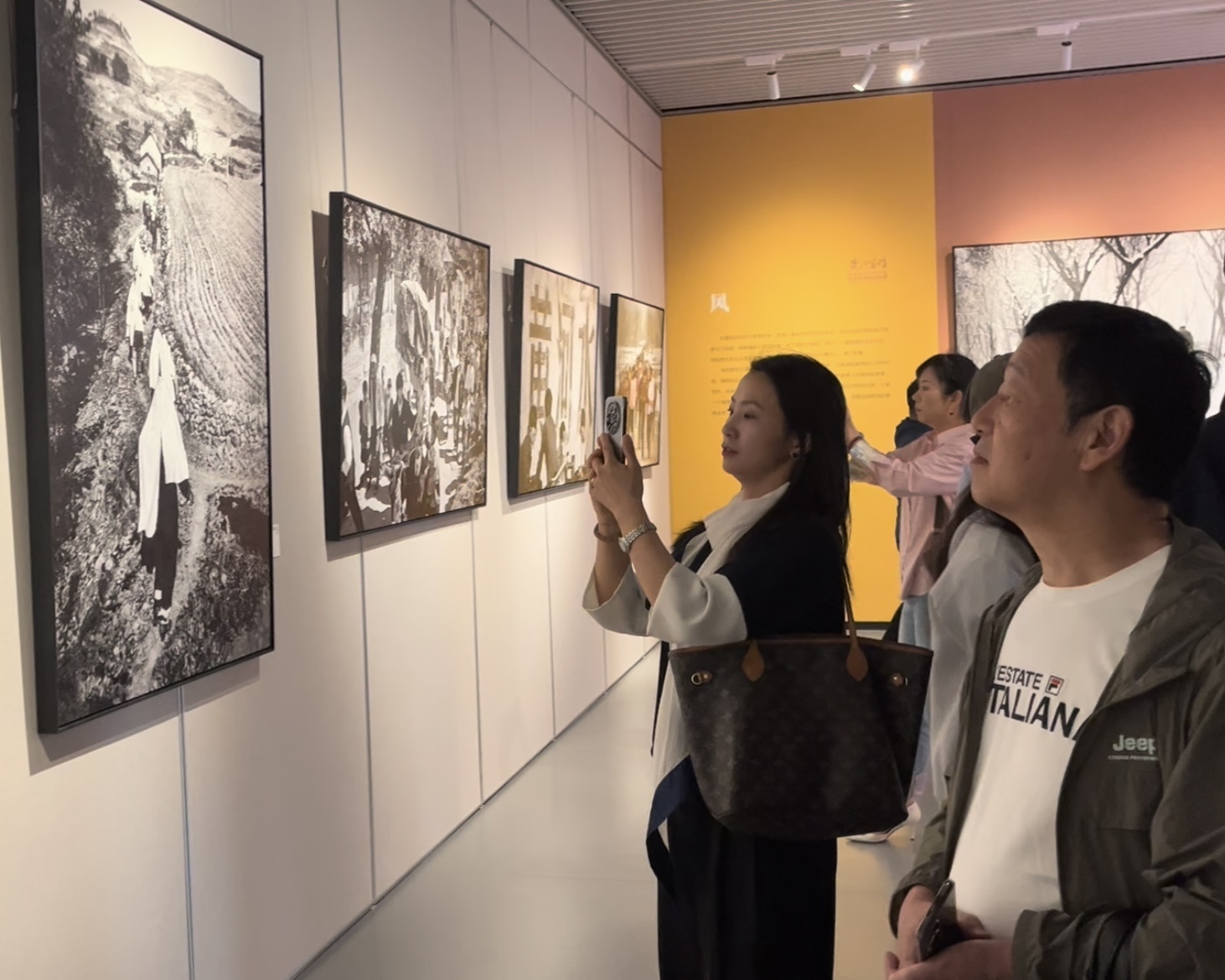 赢博体育：170幅作品展示60年生活变化 “黄河百姓——朱宪民摄影作品展”开展(图1)